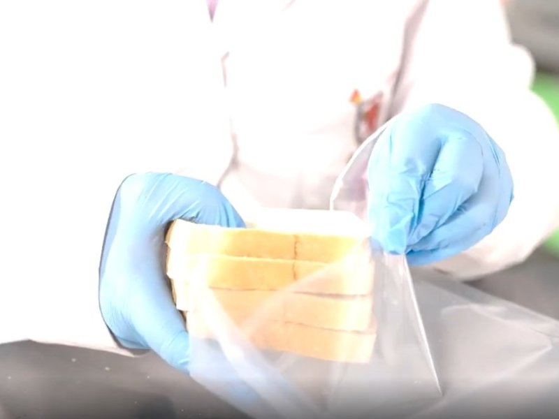 Prototipo de envase con capacidad antifúngica para alargar la vida útil de productos de panificación.