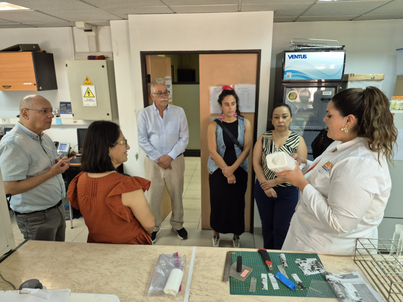 Laben Chile y Minsal fortalecen lazos de cooperación en visita técnica