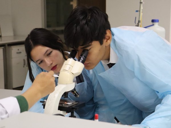 De la sala de clases al laboratorio: La alianza que transforma a escolares en 'detectives' del reciclaje