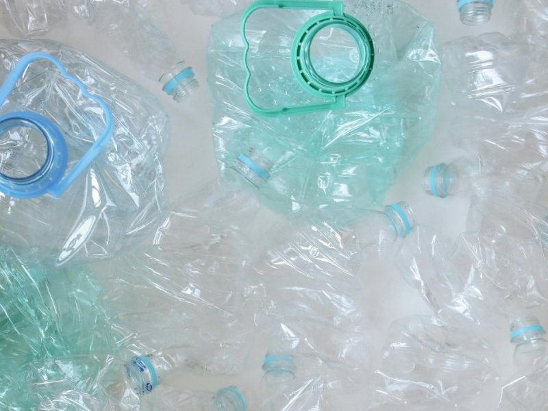 Unión Europea propone modificar el Reglamento (UE) 2022/1616 sobre plásticos reciclados en contacto con alimentos