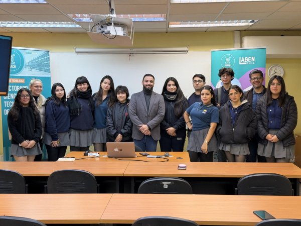 Laben recibe a estudiantes de la Escuela de la Industria Gráfica