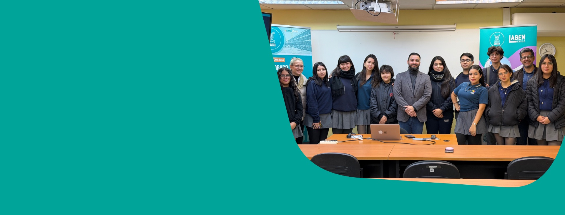 Laben recibe a estudiantes de la Escuela de la Industria Gráfica